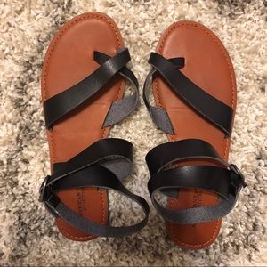 AE black strapped sandals